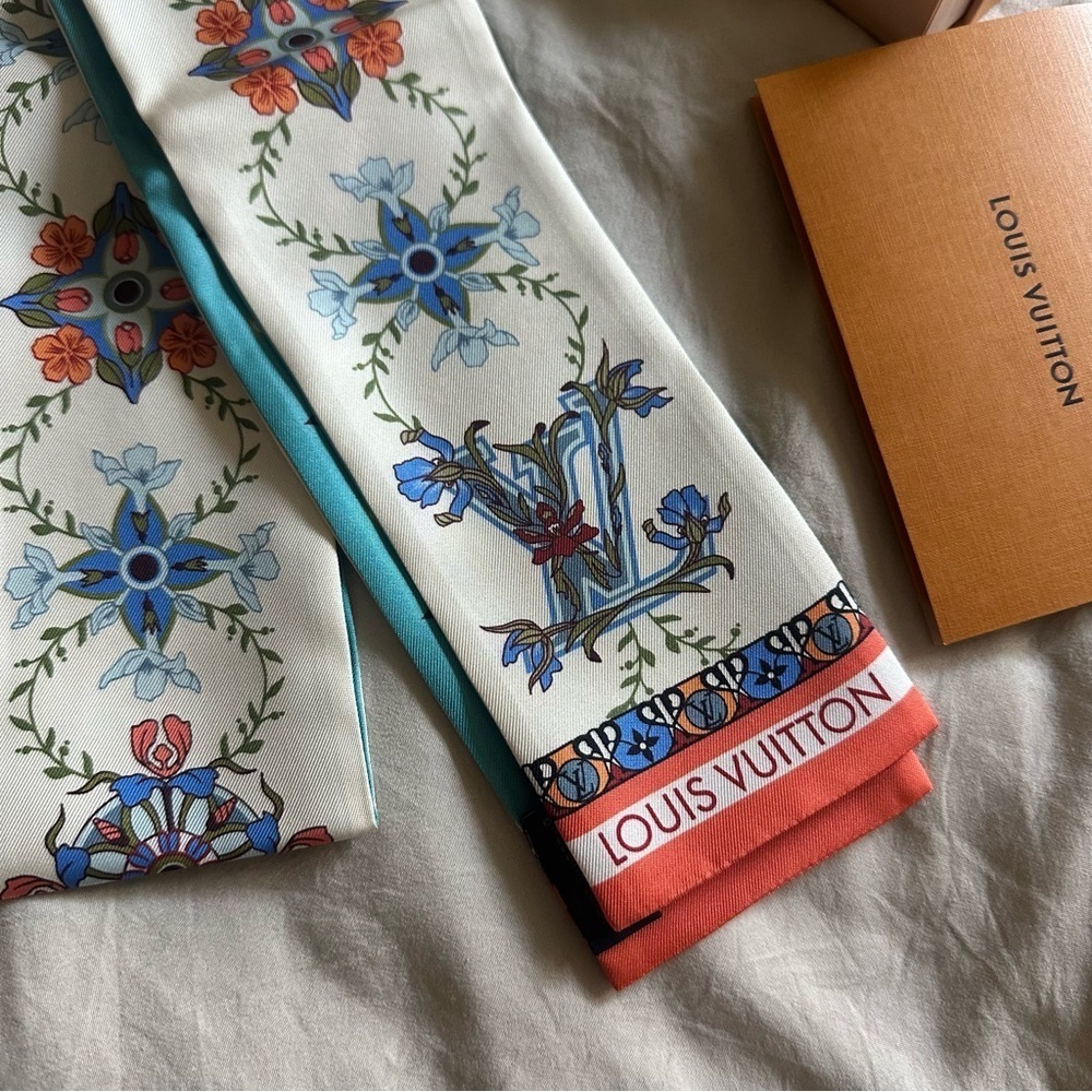 Louis Vuitton Monogram Asnieres Bandeau Reversible Parisian Floral Scarf - Picture 6 of 13